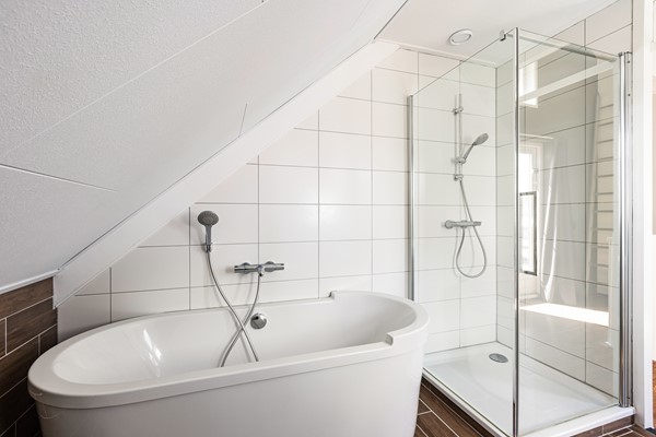 Foto - Verkocht onder voorbehoud: wonen aan het water met luxe, rust en een eigen aanlegsteiger!